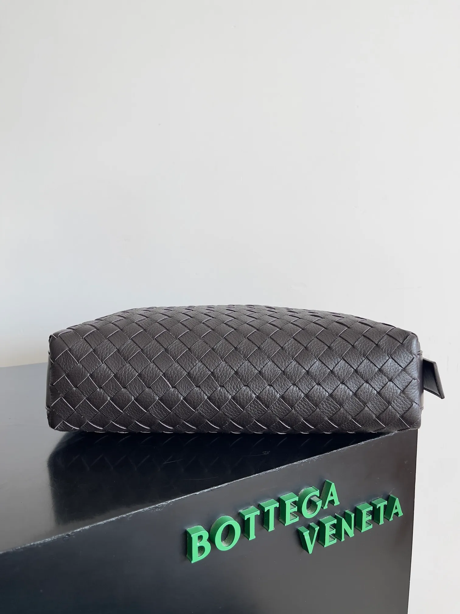Batch 2360 BOTTEGA VENETA's new Traveler deerskin series is here! The travel season is coming soon, and I believe you must need a large-capacity and simple bag. This new Traveler is very in line with the current travel craze. The whole bag is designed with deerskin and is made of the highest quality leather. It feels tougher to the touch. The super large capacity is suitable for short trips. Traveling with friends and family does not require carrying heavy luggage. It is also very convenient for friends who often travel for work. You can carry two changes of clothes and a computer with you. It also comes with an adjustable shoulder strap to free your hands. Style number: 815748 Size: 35*29.5*8.5cm